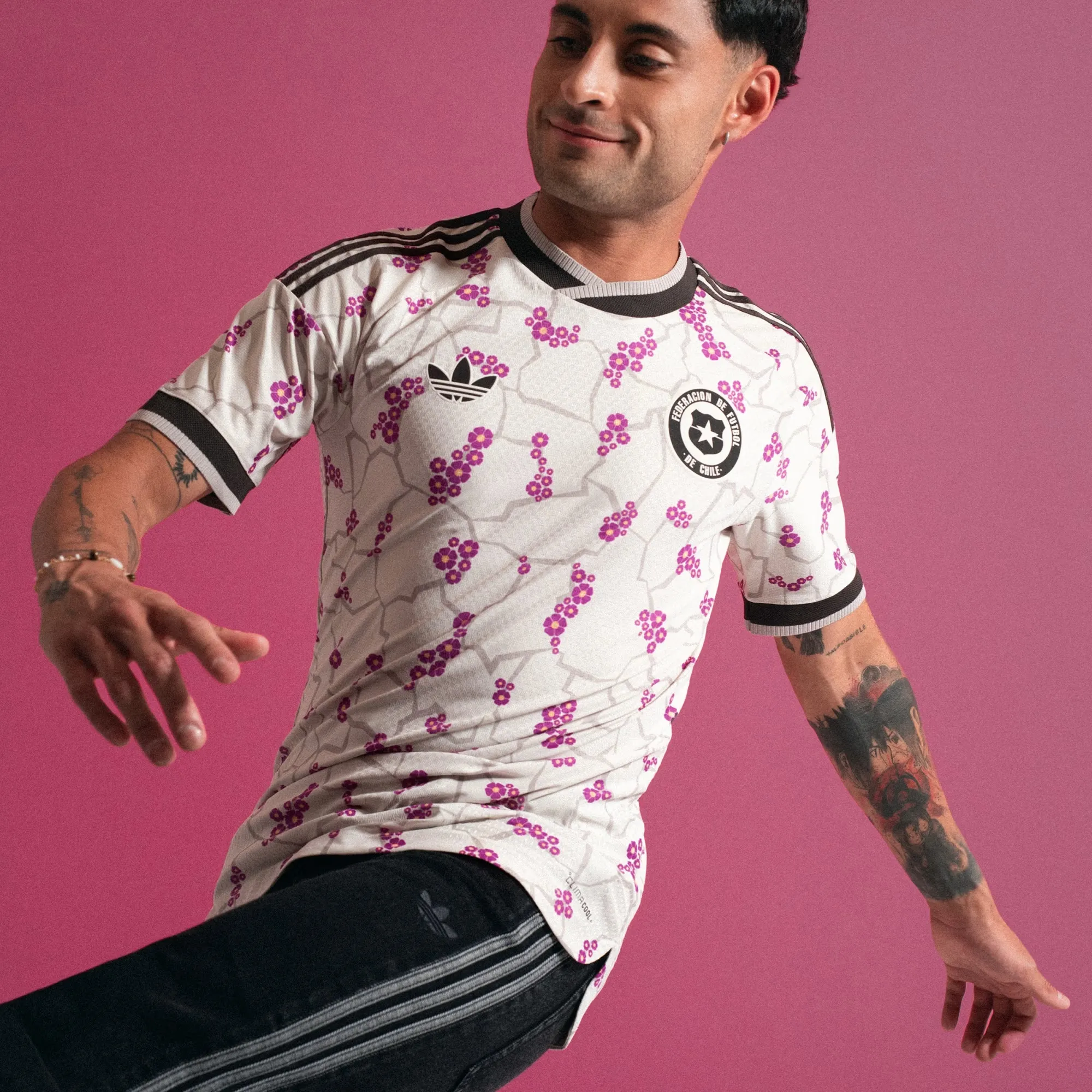 Javier Altamirano posando la nueva camiseta de la selección chilena. | Foto: Adidas.