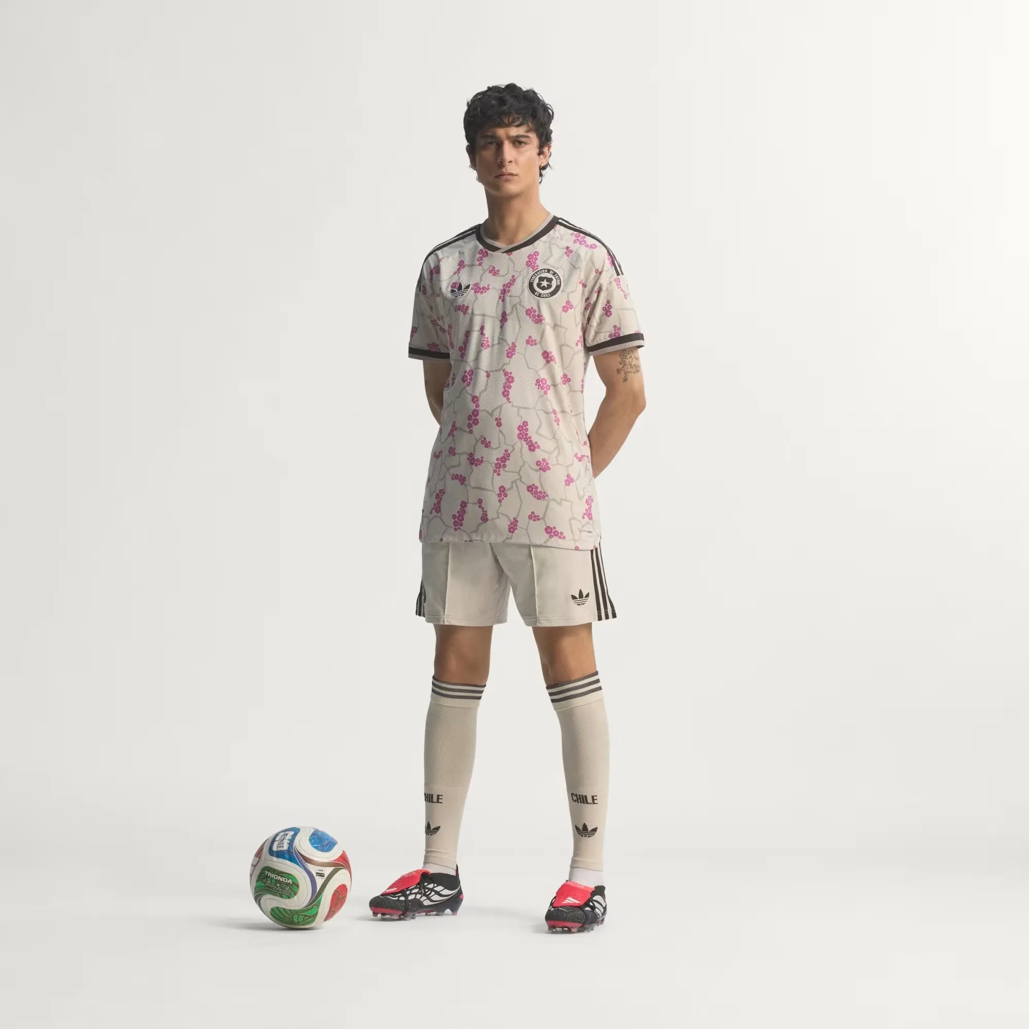 El conjunto completo de la nueva camiseta de la selección chilena. | Foto: Adidas.