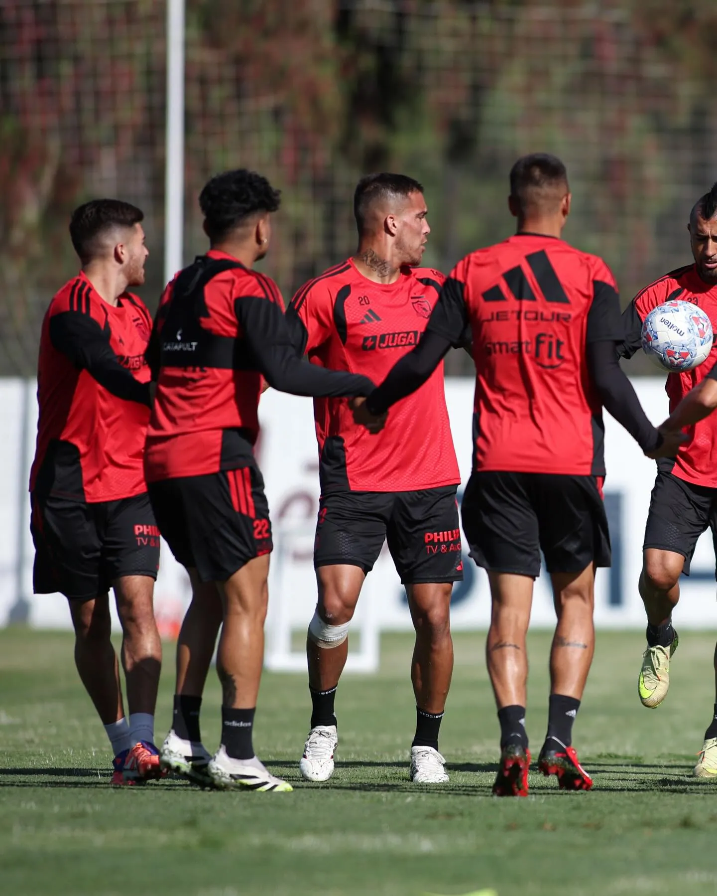 Colo Colo entrenaba mientras se realizaba un procedimiento policial en el Monumental. Foto: Photosport.