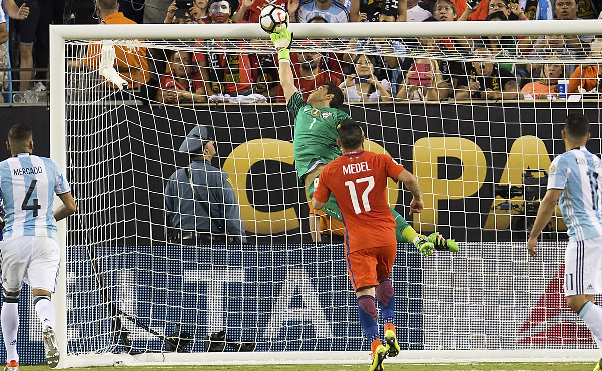 Prensa argentina se burla de la nueva camiseta de Chile