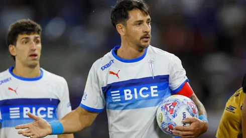 Fernando Zampedri en el empate entre la U. Católica y Everton.