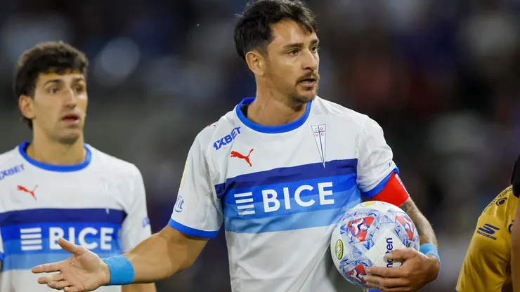 Fernando Zampedri en el empate entre la U. Católica y Everton.