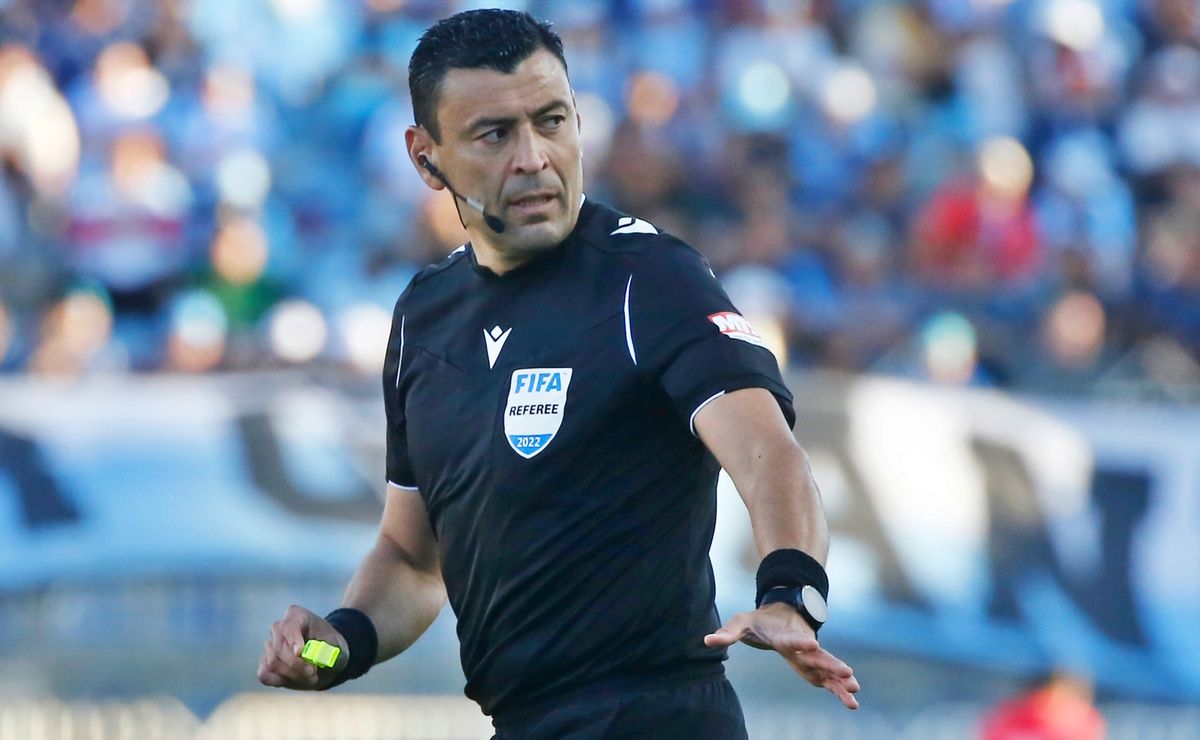 Acusan a Roberto Tobar de querer pegarle a jugador en Copa Libertadores: “Si eres tan…”