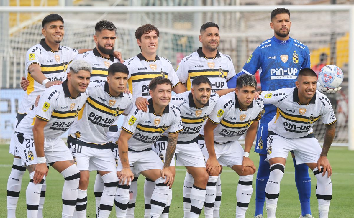 Lluvia de pifias: El hostil recibimiento de los hinchas de Colo Colo a Cristian Zavala