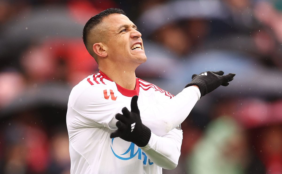 Pifias absolutas: Alexis Sánchez se gana una orquesta de chiflas en el Sevilla