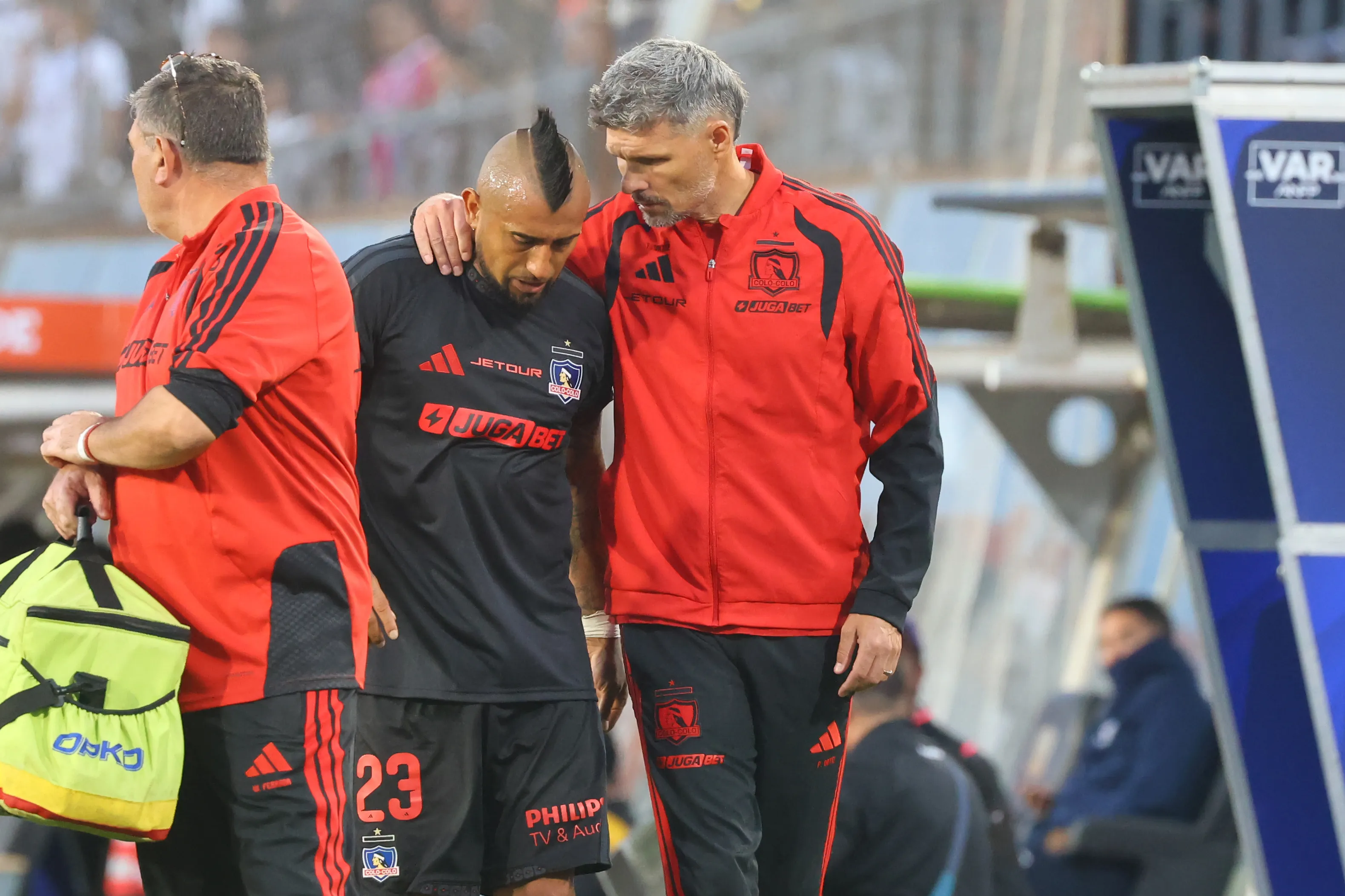 Arturo Vidal se retiró lesionado y preocupa su evolución en Colo Colo.