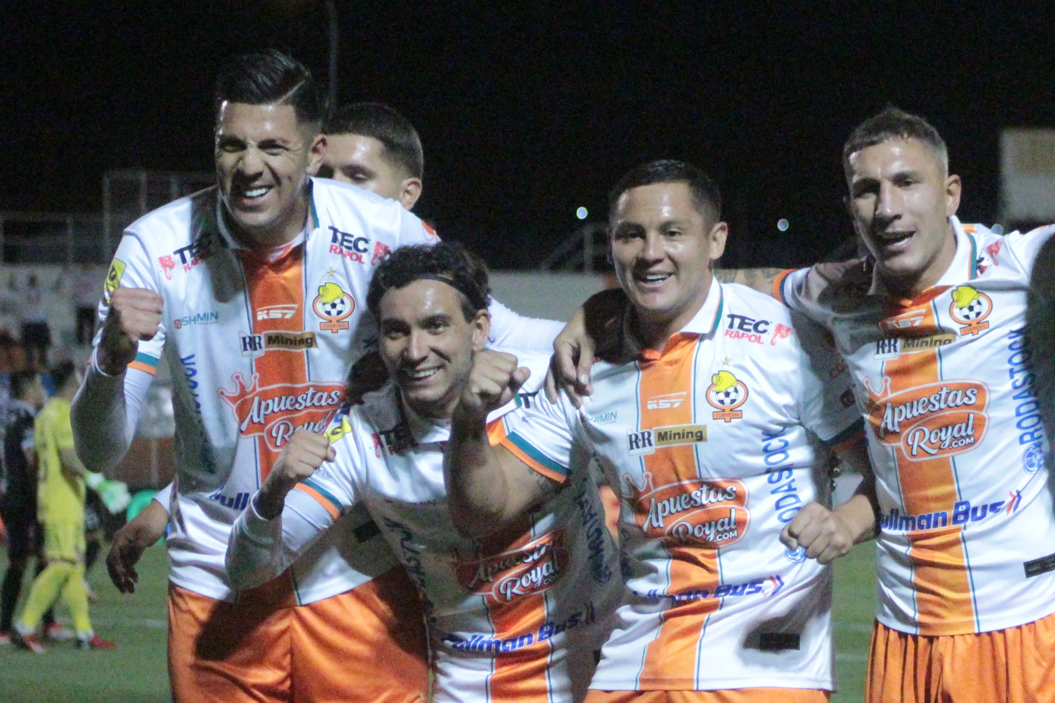 Cobresal no pudo ser fuerte en El Salvador en la Copa de La Liga. Foto: Oscar Tello/Photosport