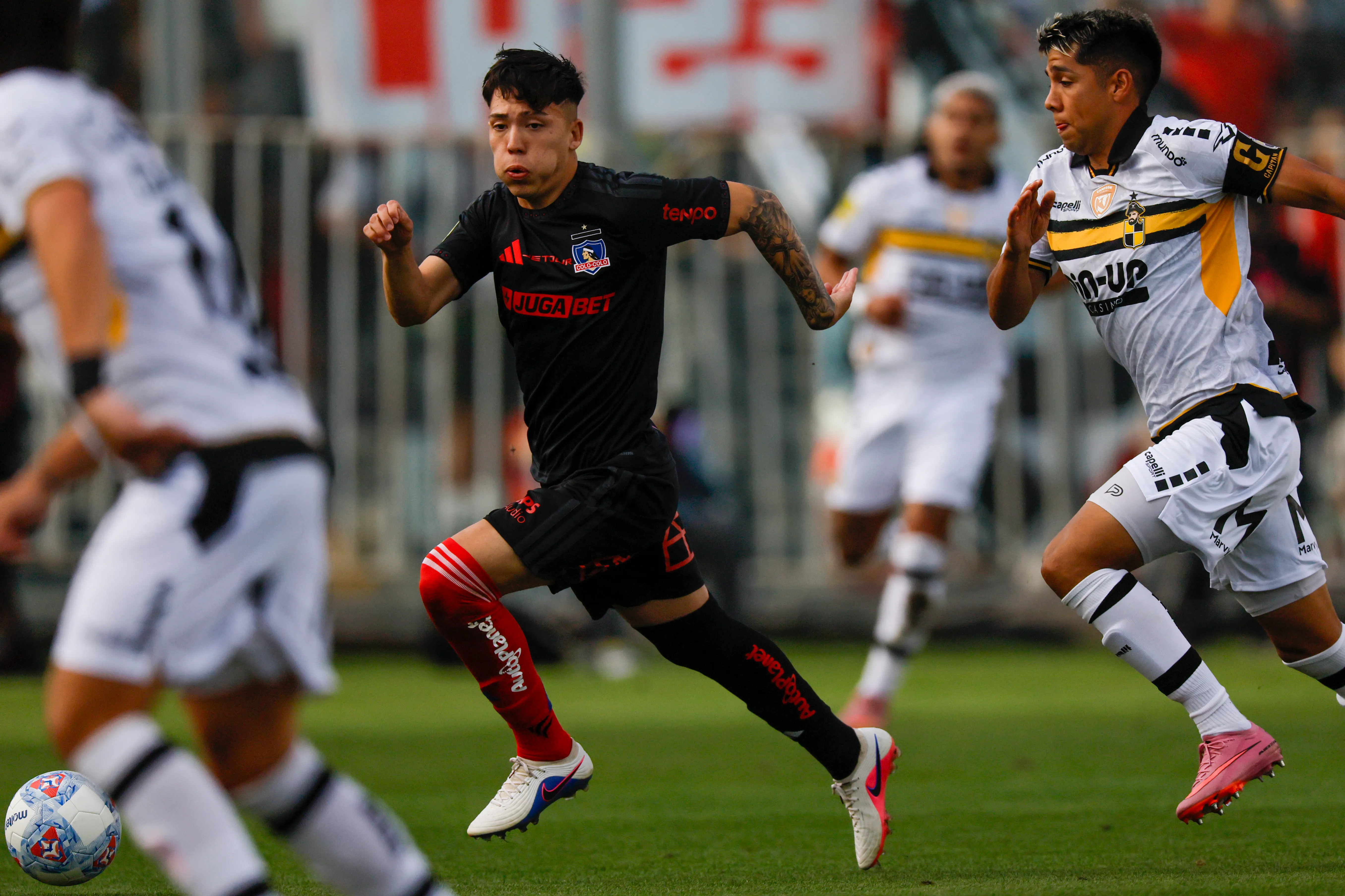 Leandro Hernández fue apuntado por Barticciotto tras el empate de Colo Colo ante Coquimbo. | Foto: Photosport.