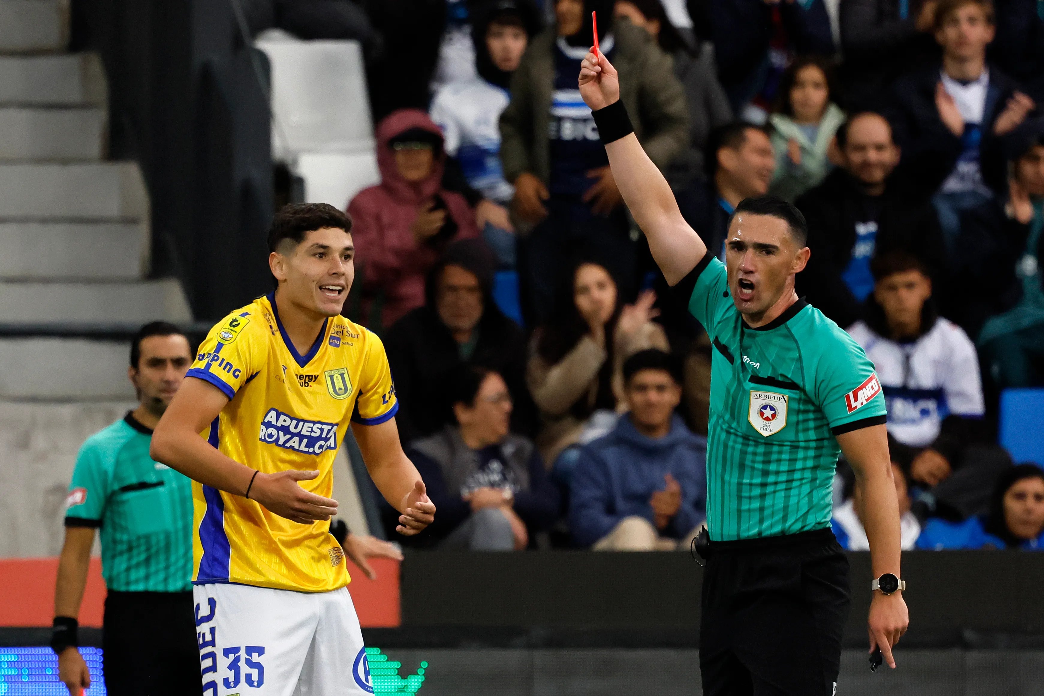 La expulsión que cambió el duelo entre el Campanil y la UC | Photosport