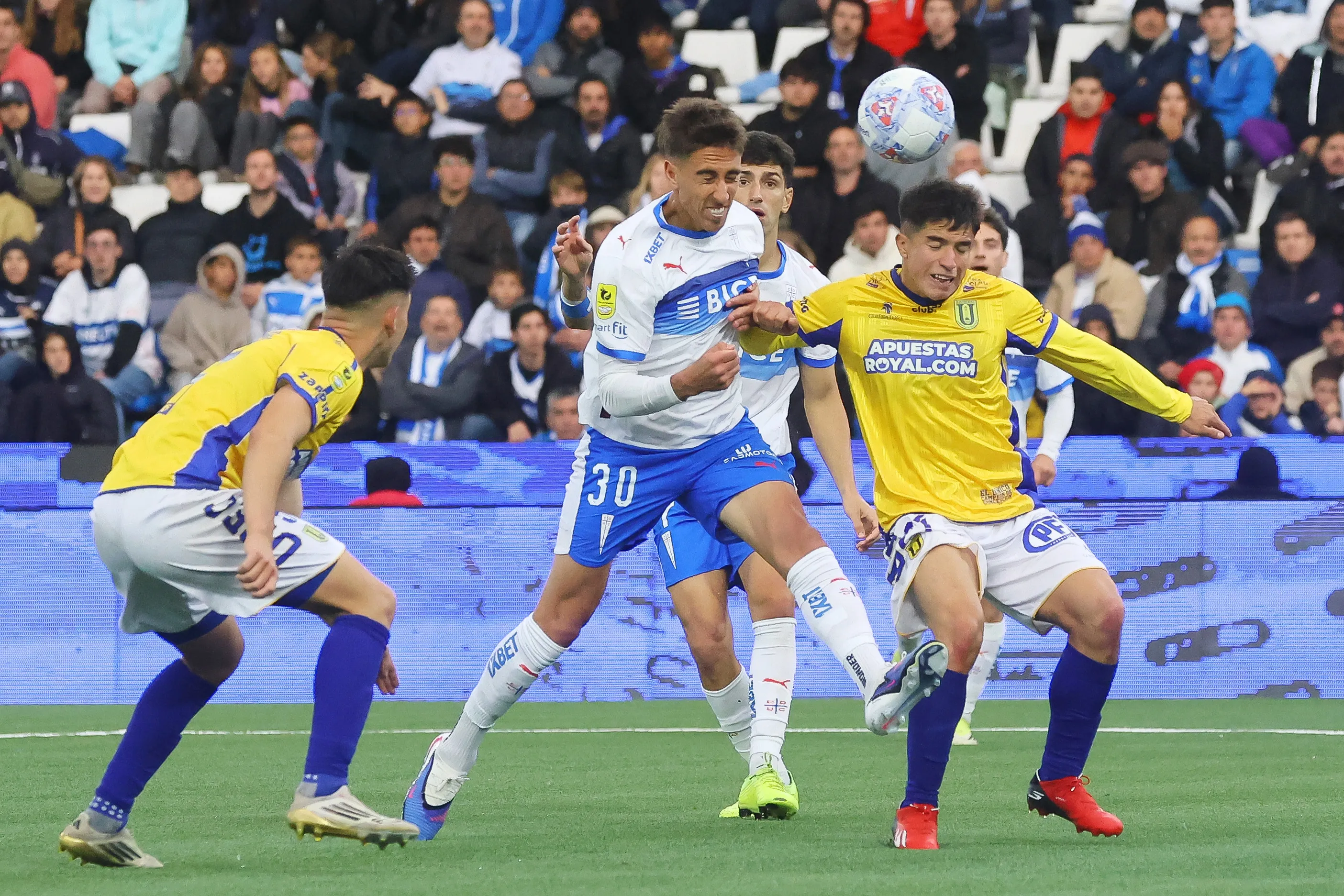 Valencia puso el 2-1 para la UC. Imagen: Photosport