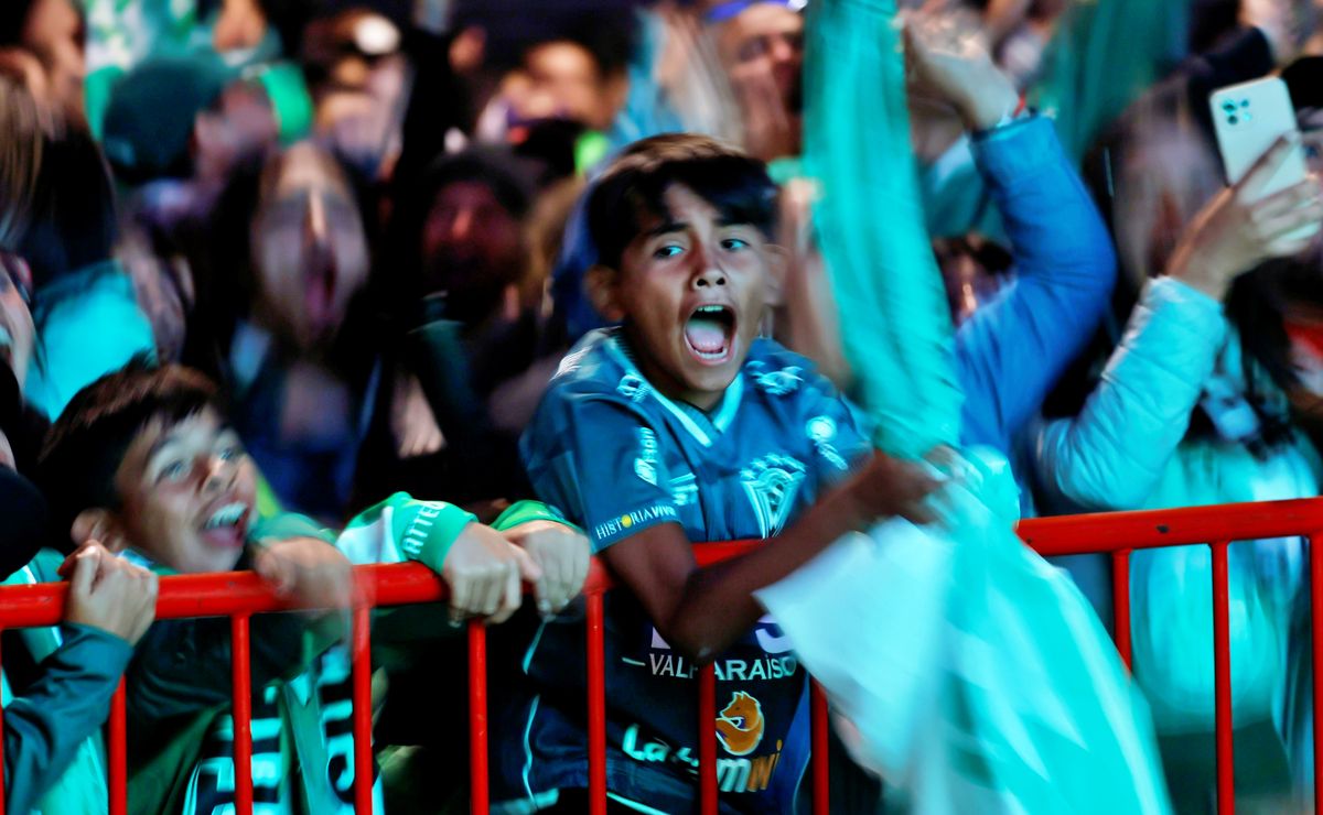 ¡Para la historia! El festejo de los hinchas de Wanderers en Valparaíso tras ganar la Copa Libertadores Sub 20
