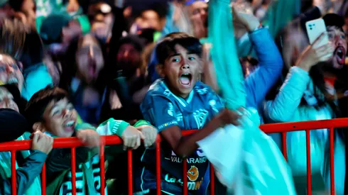 Miles de hinchas llegaron al centro de Valparaíso para seguir a la Sub 20 de Wanderers.