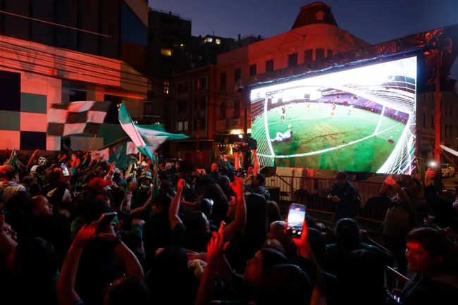 Miles de hinchas caturros llegaron a la Plaza Victoria para ver la final. | Foto: Photosport.