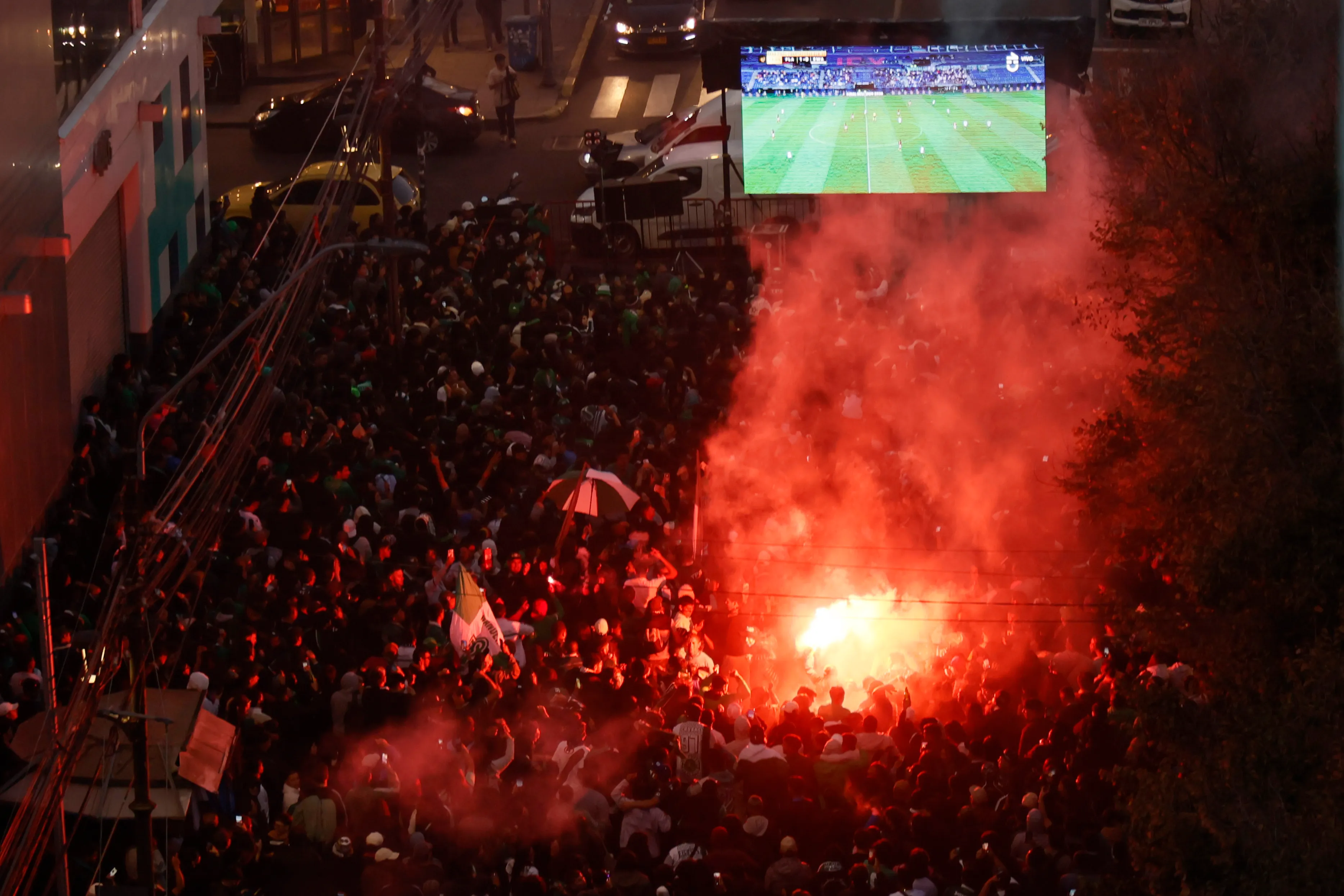 La Plaza Victoria es el centro de los festejos de los hinchas de Santiago Wanderers. | Foto: Photosport.