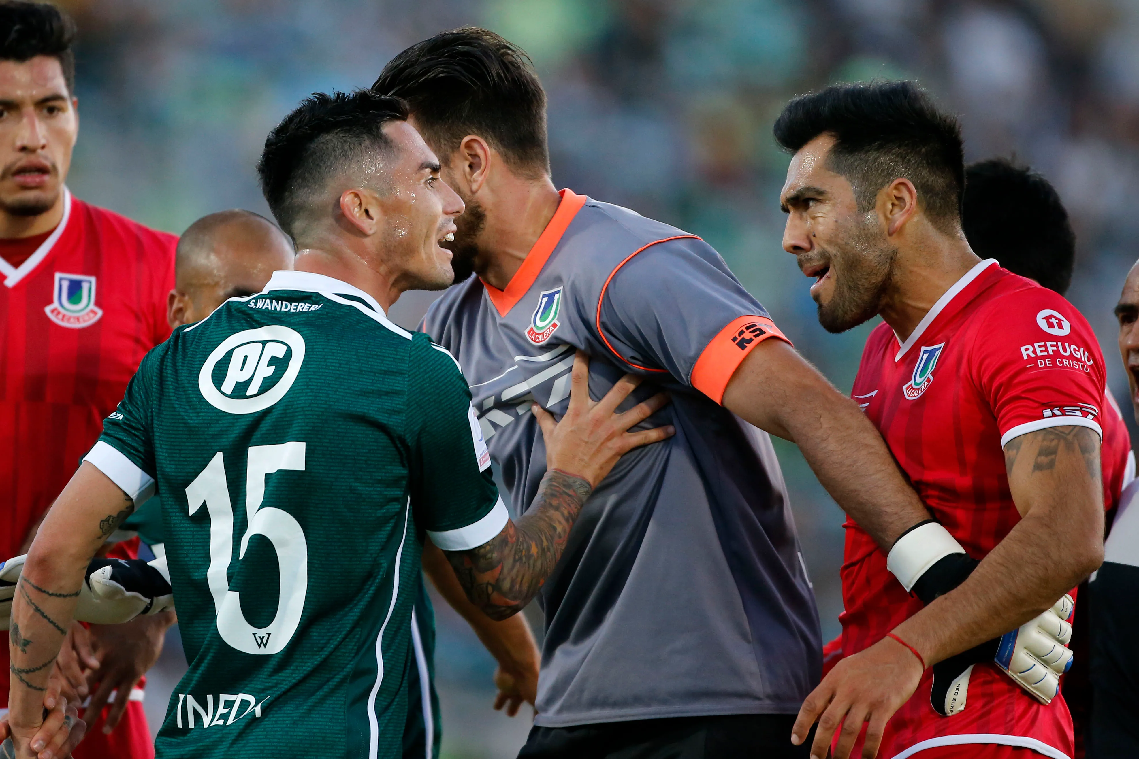 Felipe Salinas se enfrenta con Jean Paul Pineda en un duelo entre Wanderers y La Calera. (Andres Pina/Photosport).