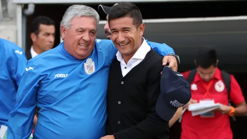 Víctor Rivero saluda a Luis Marcoleta en un enfrentamiento del fútbol chileno.