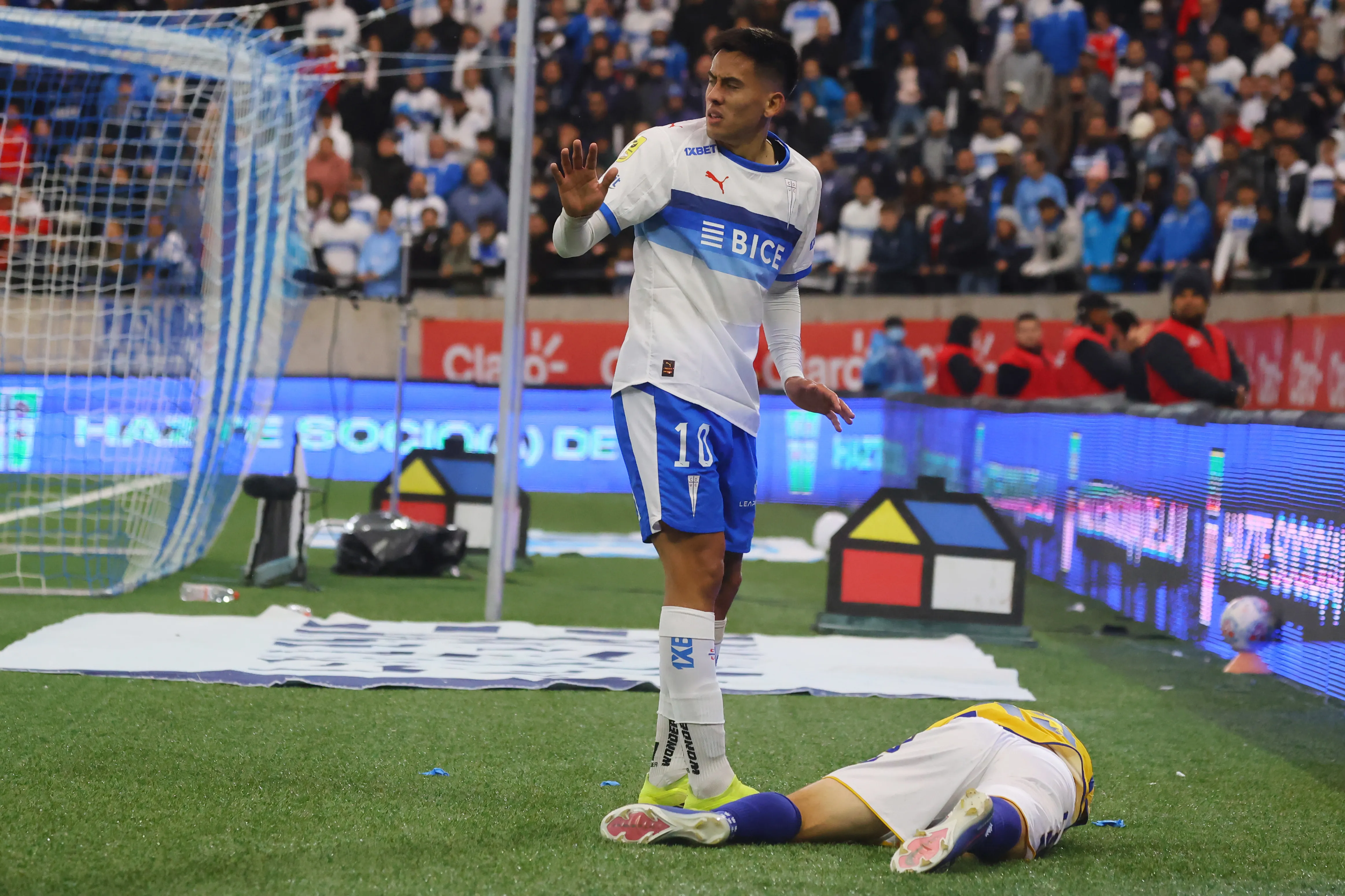 Matías Palavecino fue expulsado en el duelo ante el Campanil. (Jonnathan Oyarzun/Photosport).