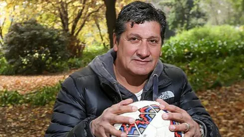 Juan Carlos Letelier celebra el histórico titulo sub 20 de Santiago Wanderers.