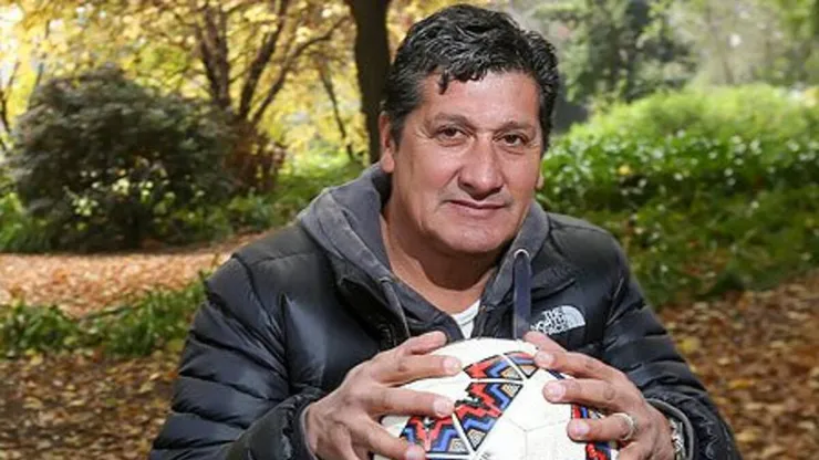 Juan Carlos Letelier celebra el histórico titulo sub 20 de Santiago Wanderers.