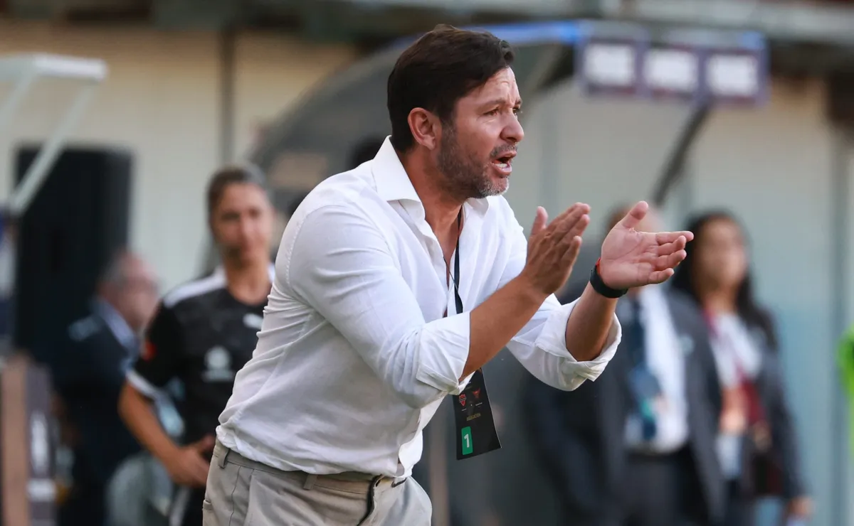 Francisco Arrué: de DT despedido a líder con Deportes Recoleta en Primera B