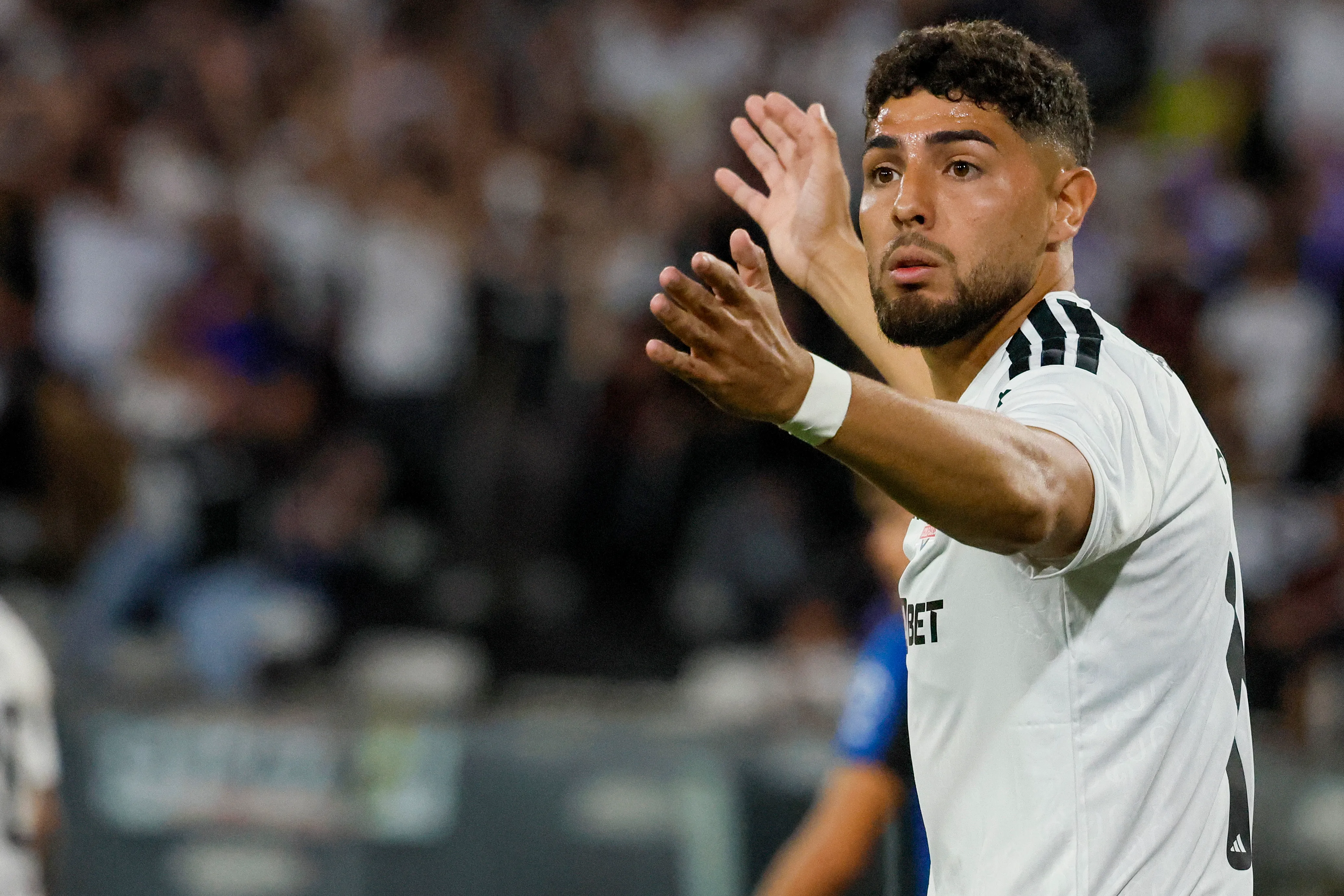 Maximiliano Romero no irá como titular en Colo Colo porque Fernando Ortiz así lo quiere. Foto: Photosport.