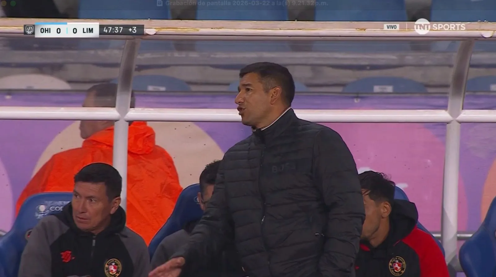 Cristian Leiva dialoga con Víctor Rivero en la banca de Deportes Limache. (Captura TNT Sports).