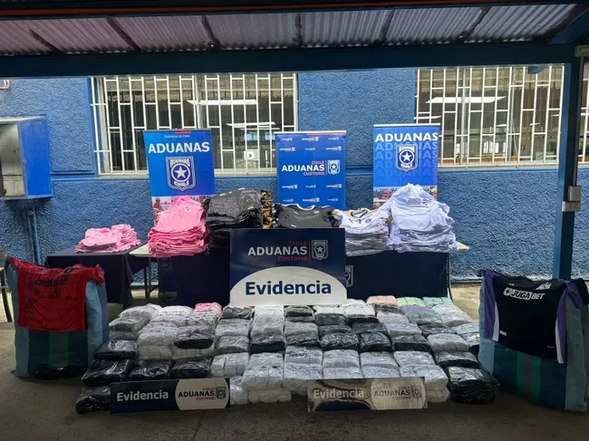 Aduana y Colo Colo trabajan constantemente en la prohibición de ingreso de camisetas y productos falsificados. (Foto: Imagen de Aduana, mayo 2025)