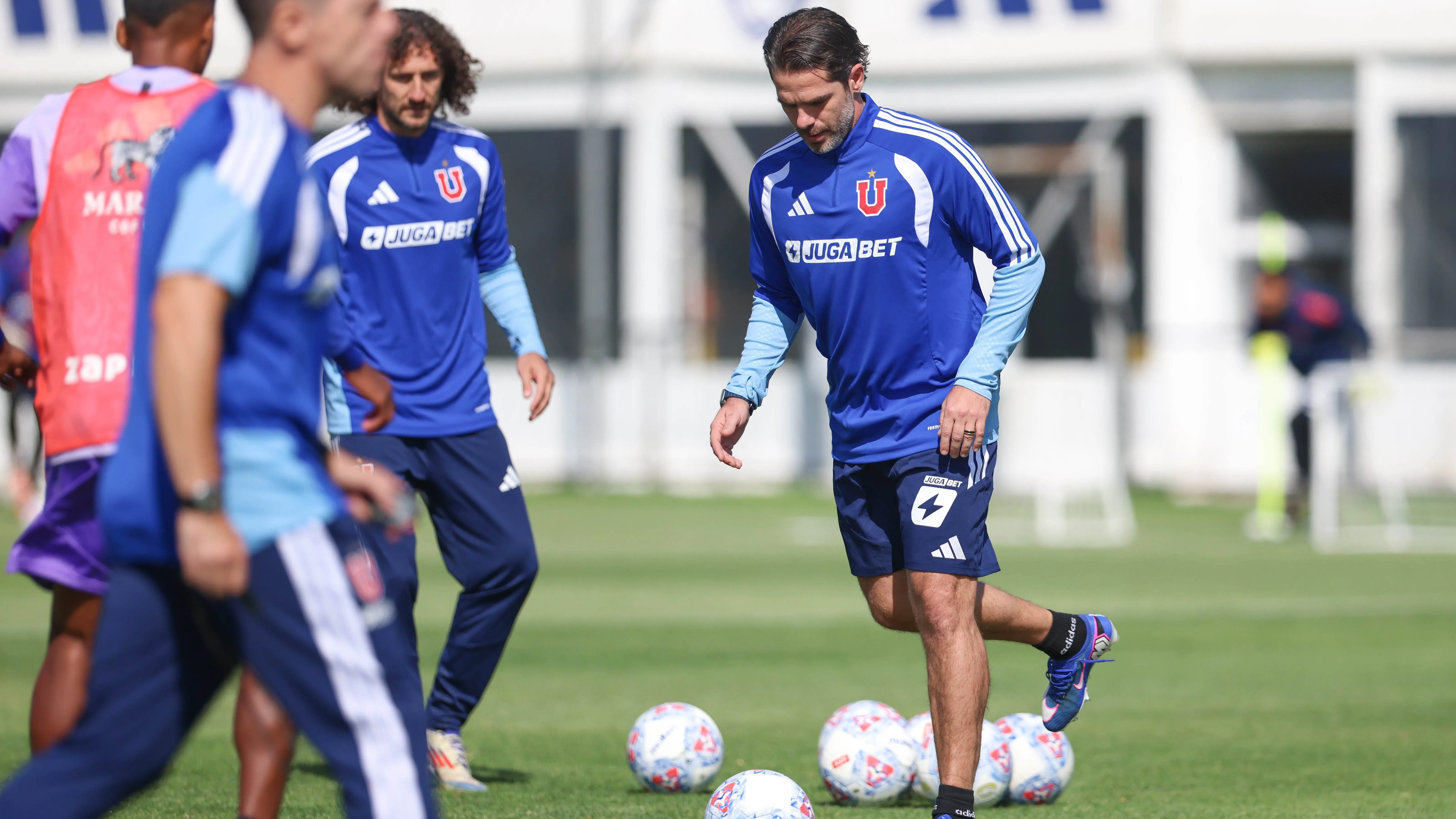 Fernando Gago sorprendió a sus jugadores en la U, vistiendo de corto en el entrenamiento | U de Chile