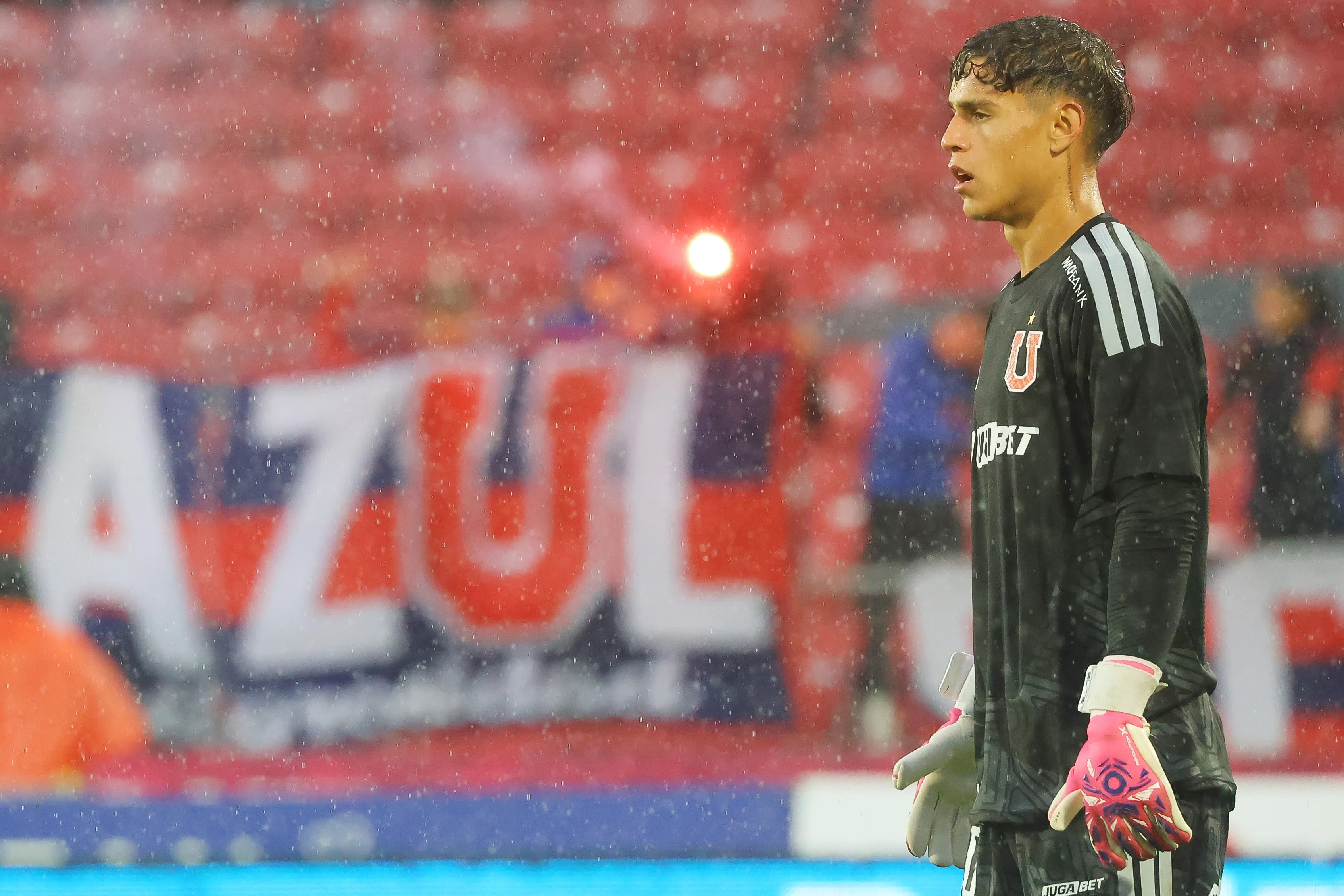 Sáez en el duelo de la polémica /Photosport