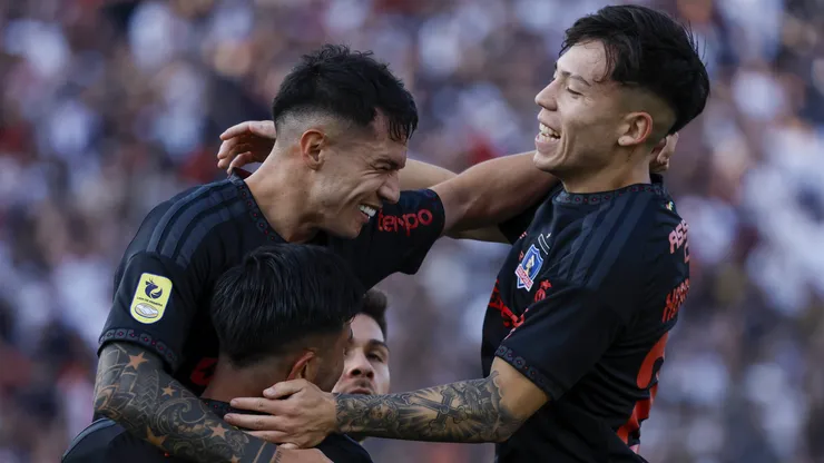 Matías Fernández celebra su gol con Leandro Hernández.