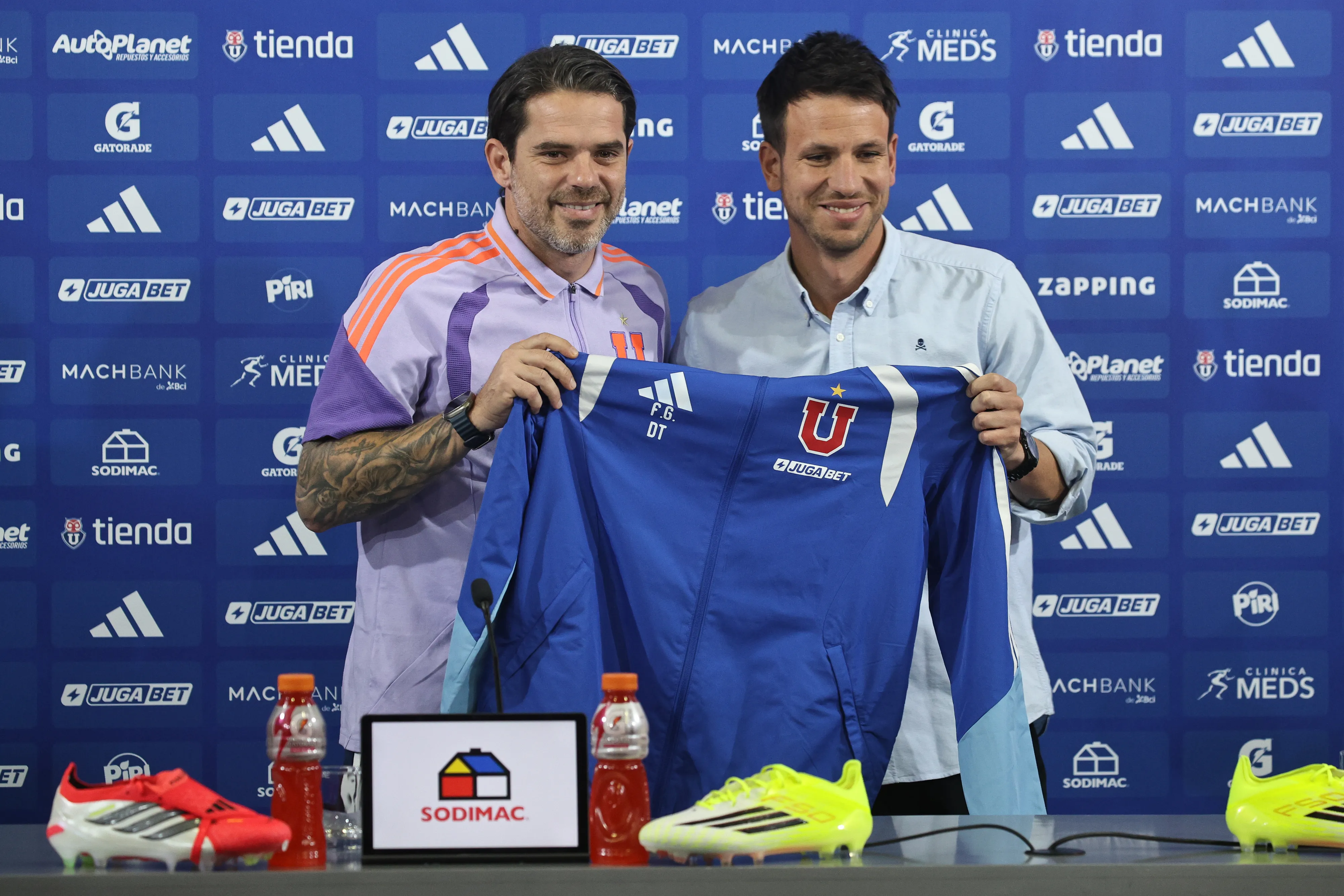 Fernando Gago junto a Manuel Mayo, gerente deportivo de Azul Azul. (Diego Martin/Photosport).