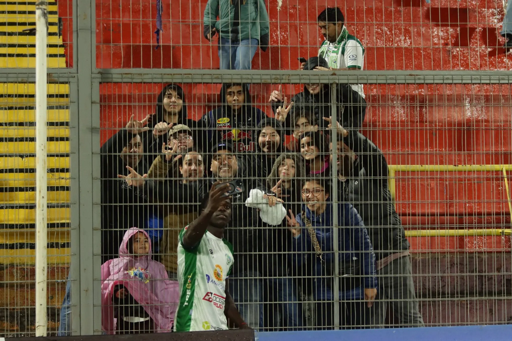 Manley Clerveaux recibe el cariño de los hinchas de Puerto Montt
