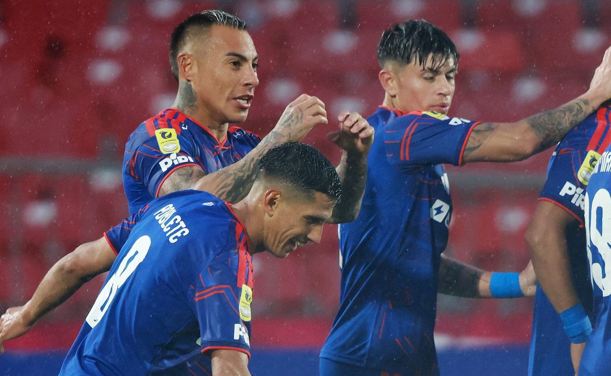 Eduardo Vargas recibe la visita de Jairo Vera: lo muestra en redes y le regaló la camiseta de la U