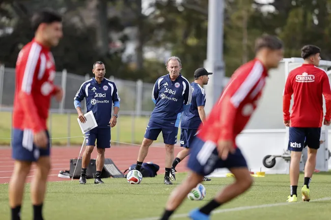 César Cortés y Manuel Suárez en los entrenamientos de la Roja. Foto: Carlos Parra – Comunicaciones FFCh