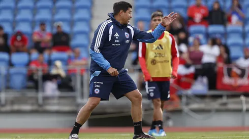 Nicolás Córdova comanda los entrenamientos de la Roja en Nueva Zelanda.
