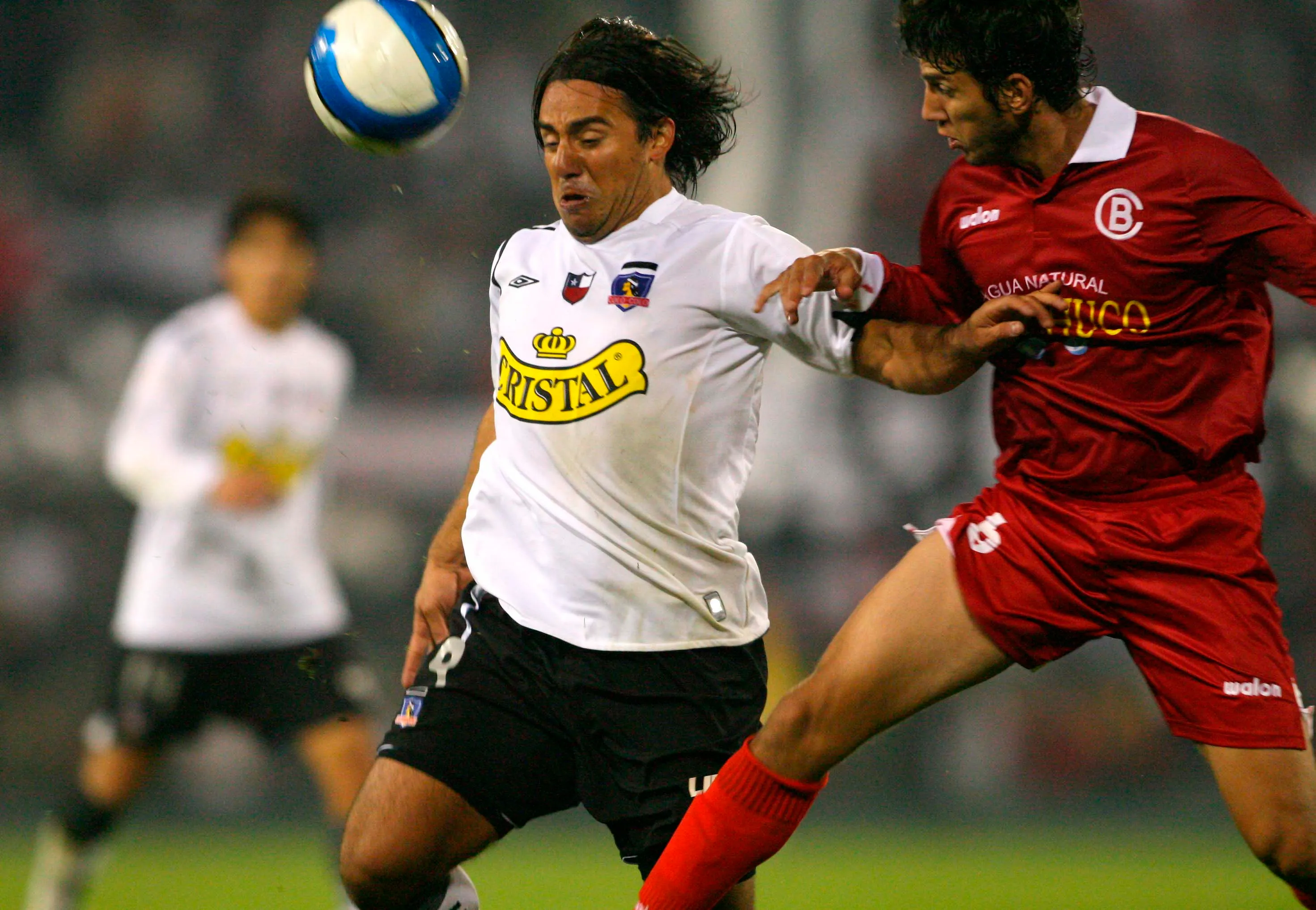 Mario Cáceres en acción por Colo Colo ante Coronel Bolognesi en la Copa Sudamericana 2006. (ANDRES PINA/PHOTOSPORT).