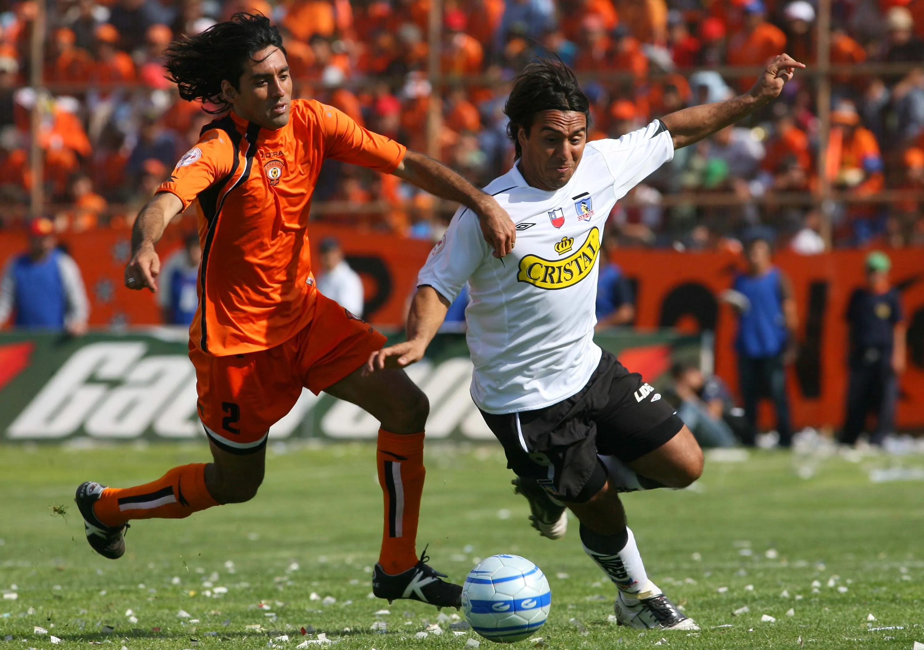 Mario Cáceres aguanta la marca del Limache Juan Luis González. (ANDRES PINA/PHOTOSPORT).