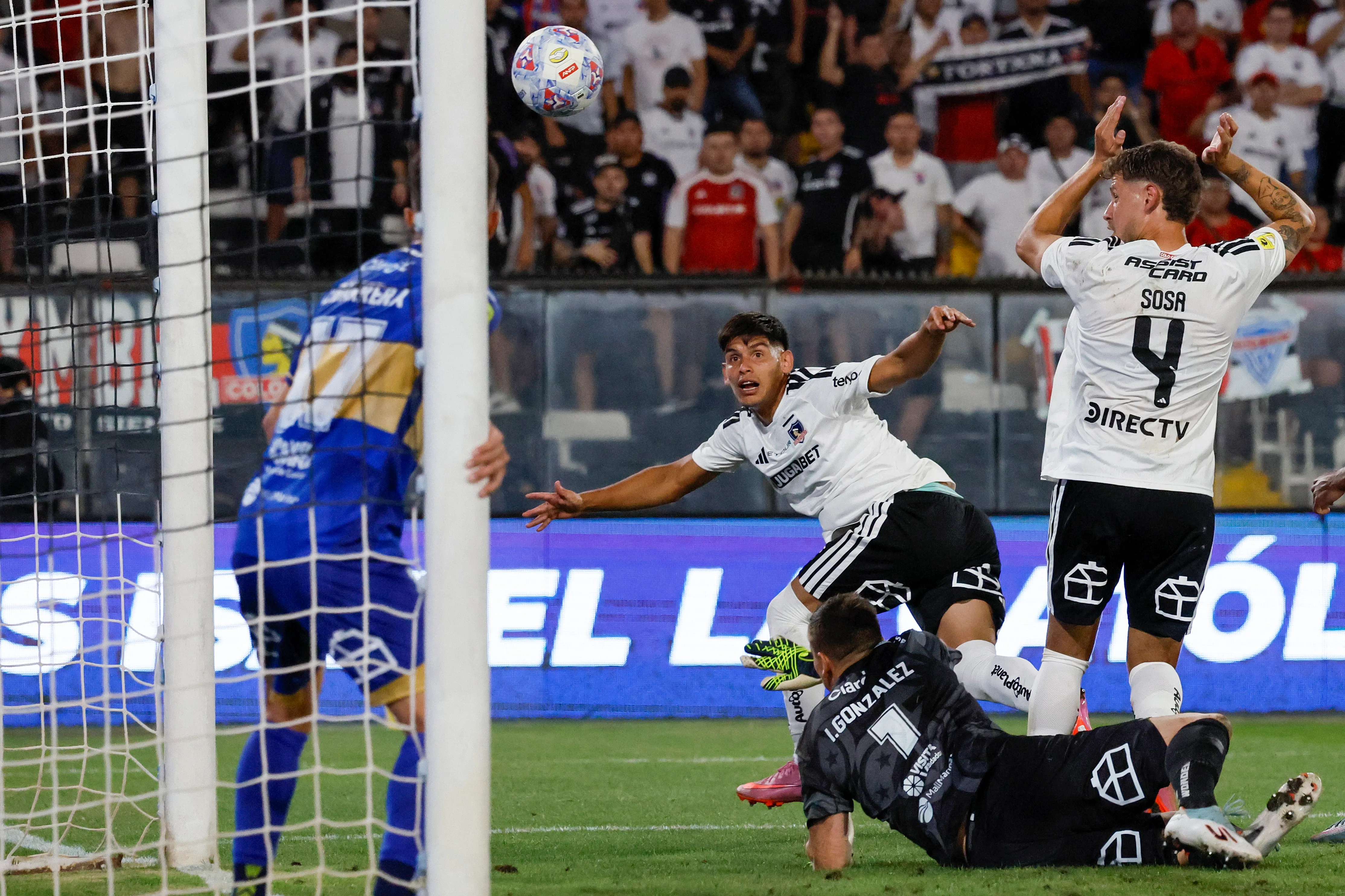 Yastin Cuevas le anotó a Everton en una jugada donde los Ruleteros alegaron falta de Joaquín Sosa sobre el Nacho González.  (Andres Pina/Photosport).