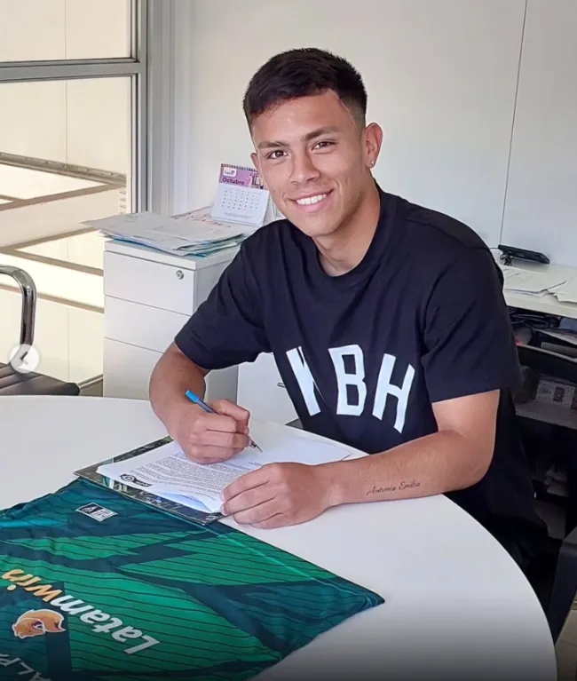 Alexander Dubó cumplirá 19 años el 21 de septiembre. En 2025 firmó su primer contrato profesional. (Foto: Santiago Wanderers).