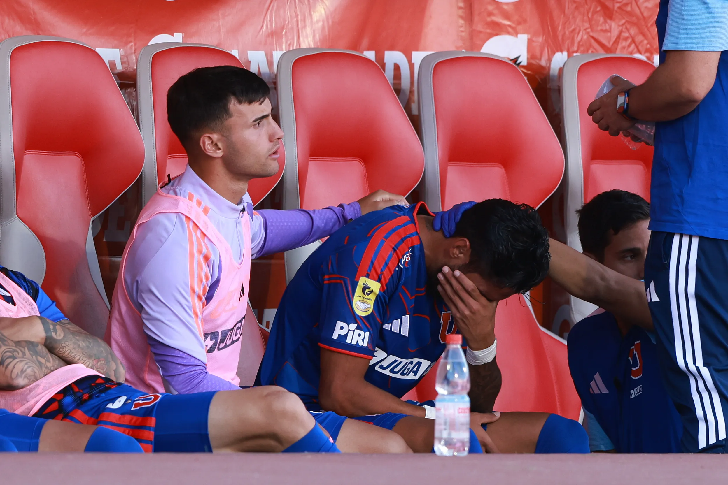 Juan Martín Lucero rompió en lágrimas tras salir lesionado. (Felipe Zanca/Photosport).