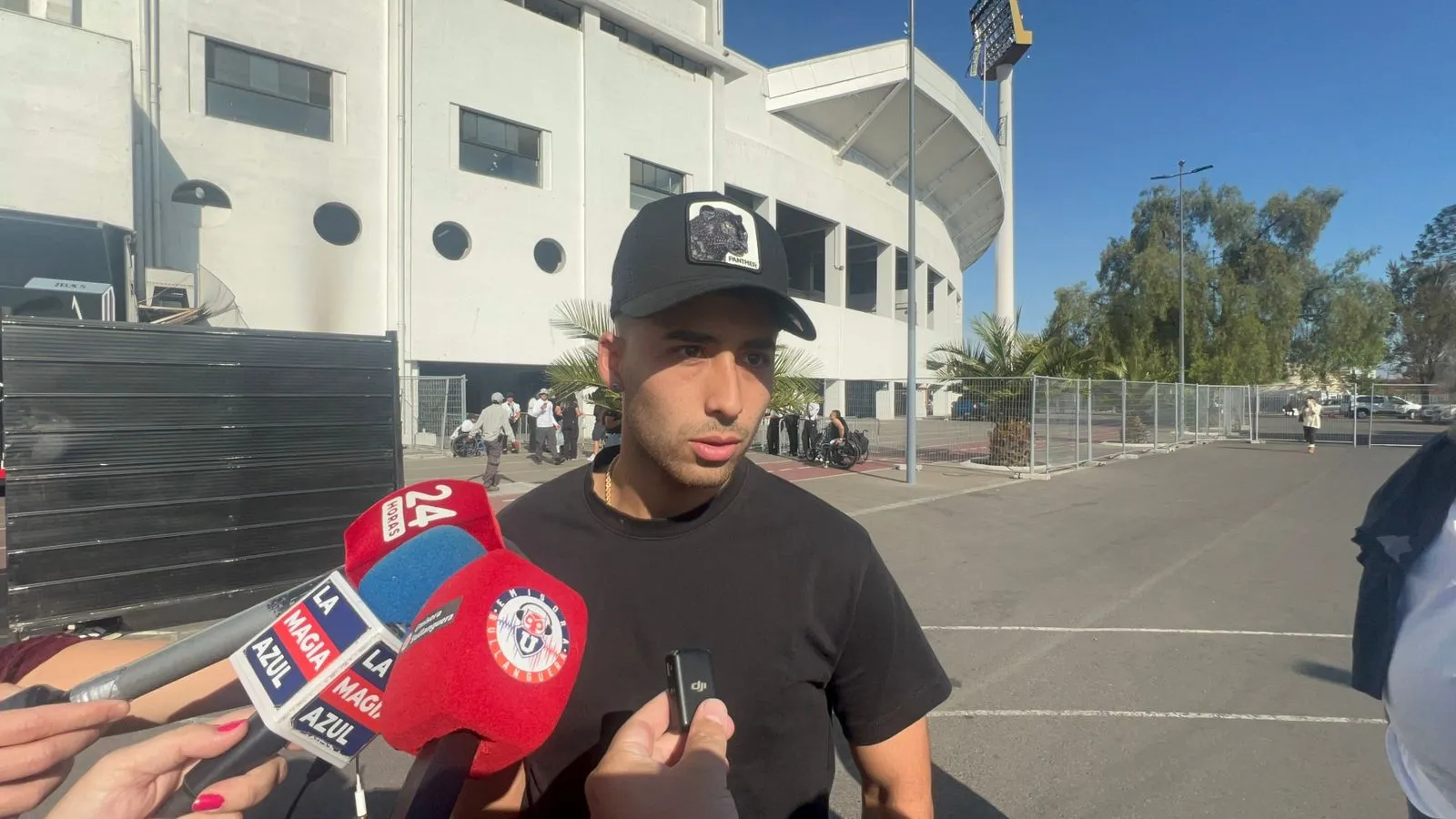 Lucas Assadi dialogó en su llegada al Estadio Nacional. (Foto: Cristián Fajardo | RedGol).