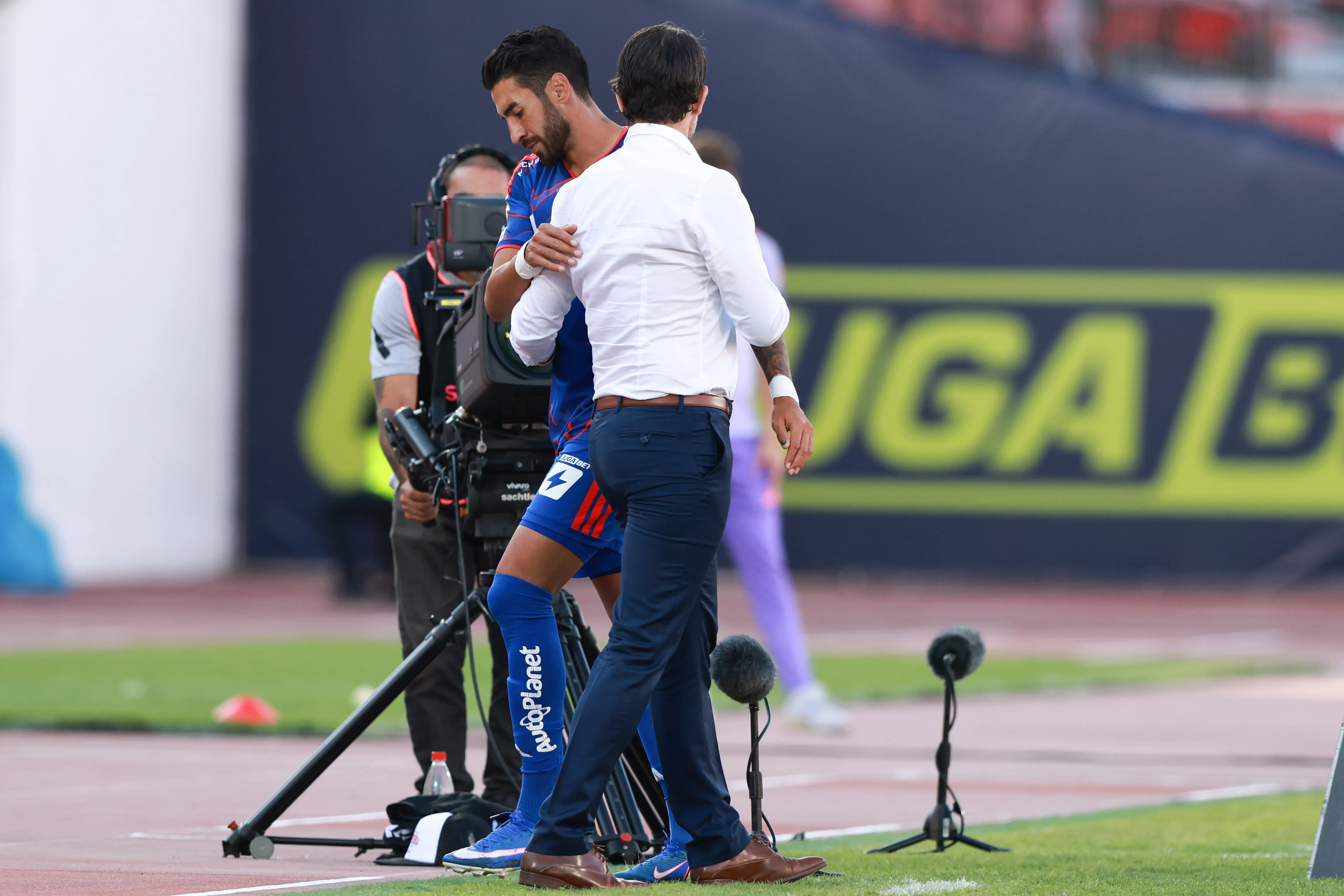 Juan Martín Lucero no duró ni 10 minutos y debió salir por una lesión que lo hizo llorar en la U. Foto: Photosport.