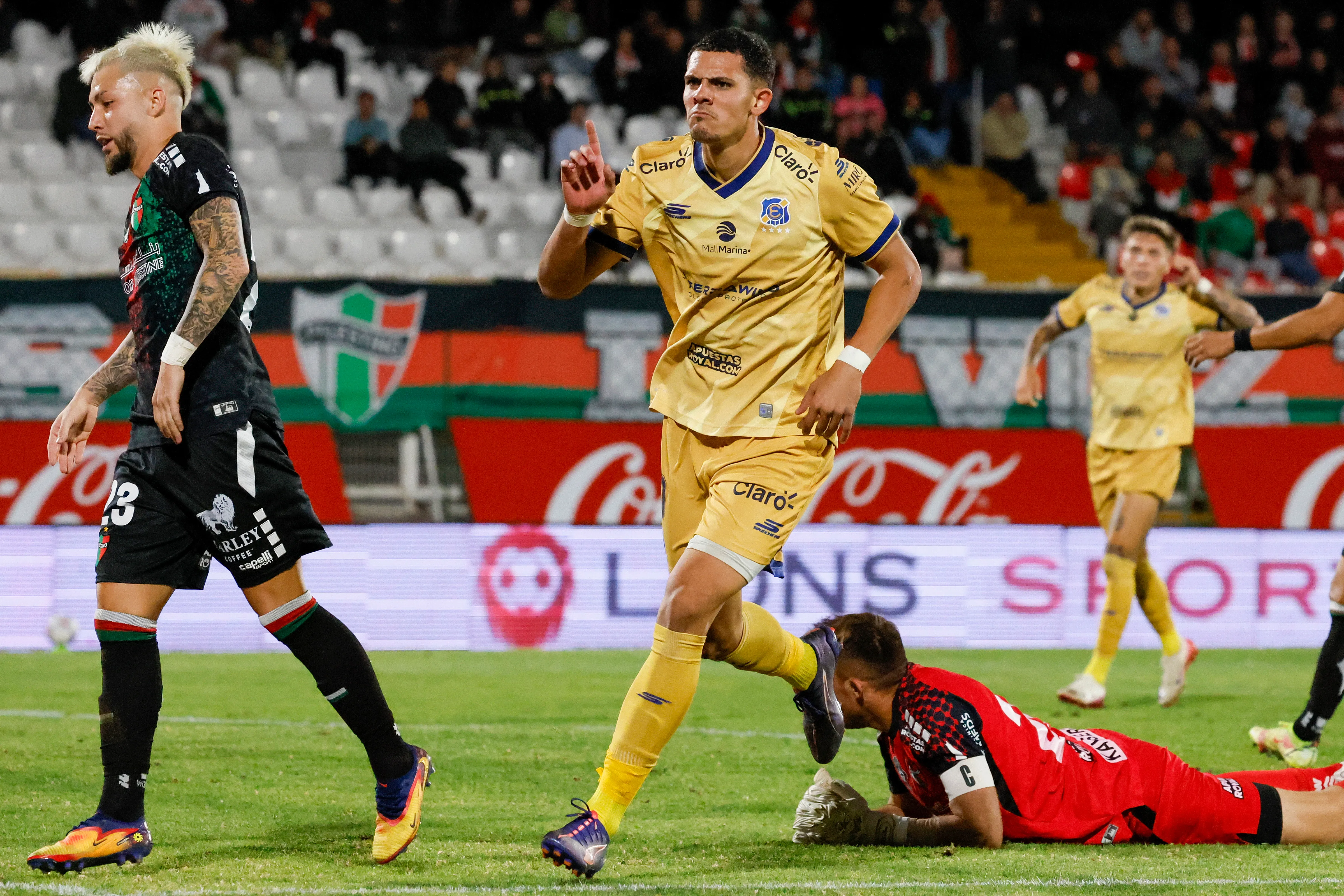 Nicolás Montiel anotó el 2-1 de Everton ante Palestino en La Cisterna. (Andres Pina/Photosport).