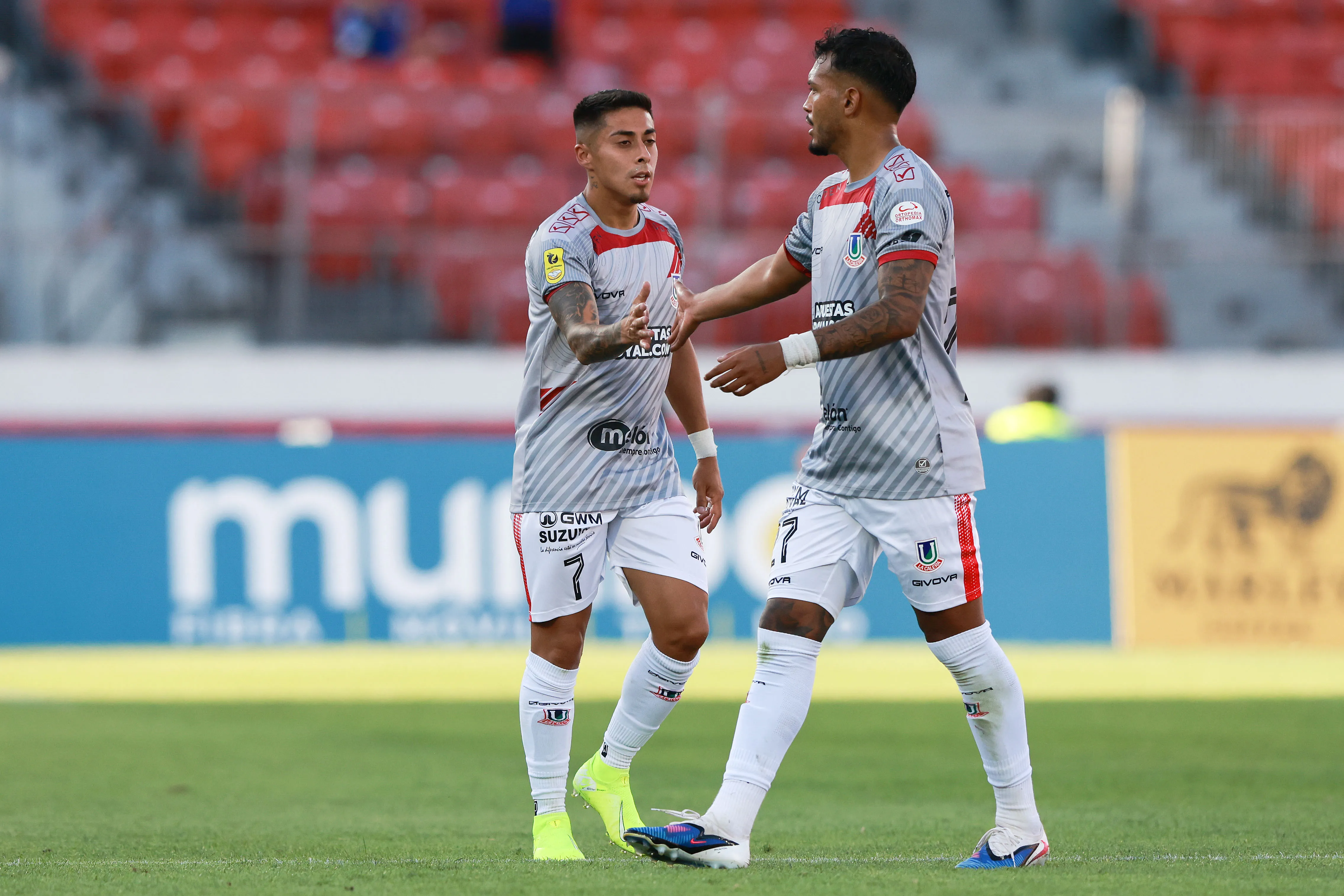 Oyarzo celebra junto a Daniel Gutiérrez el gol de La Calera. (Felipe Zanca/Photosport).