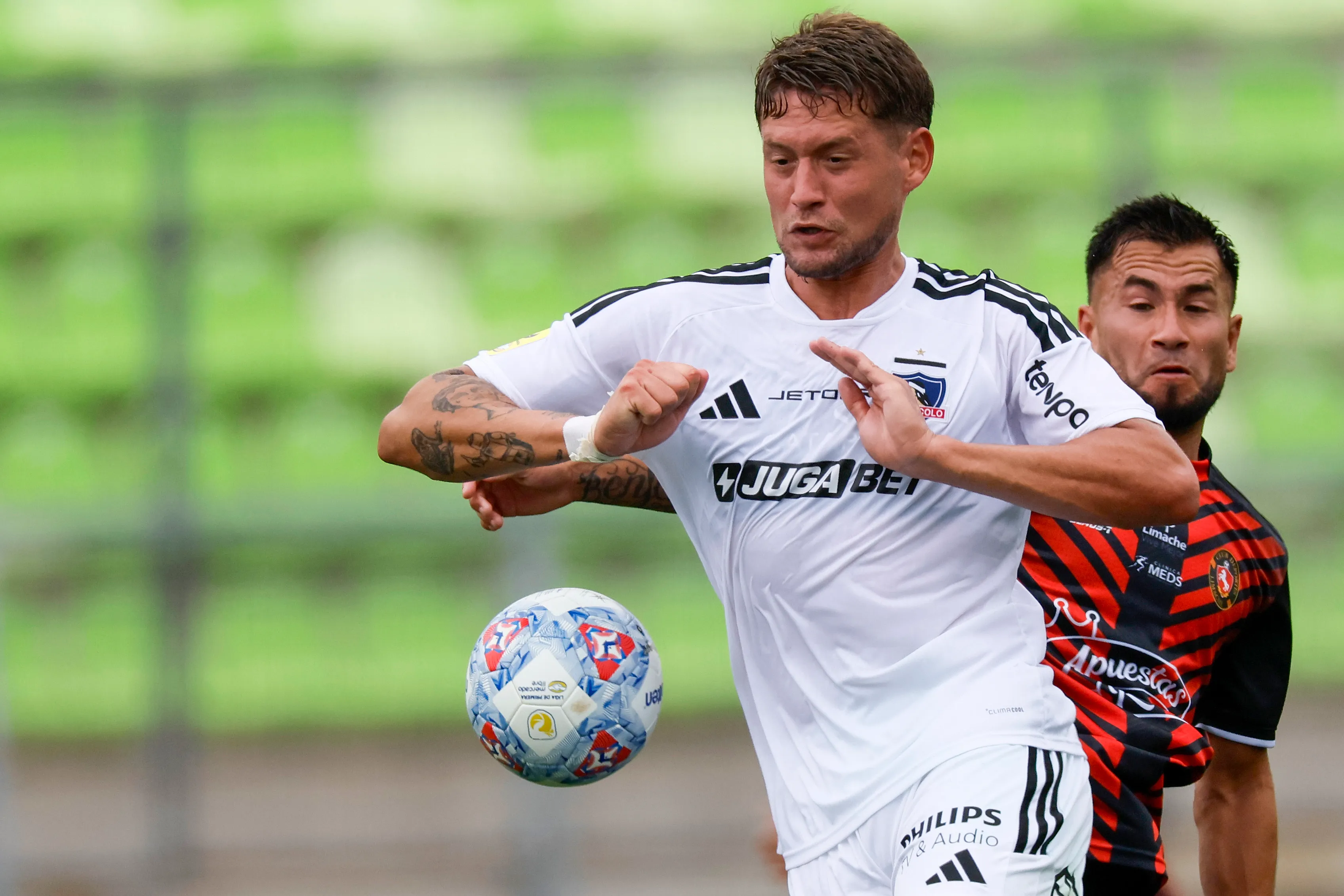 Joaquín Sosa intenta salir ante la presión de Jean Meneses. (Andres Pina/Photosport).