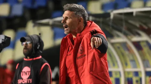 Ortiz feliz con sus jugadores tras la victoria de Colo Colo en Conce.
