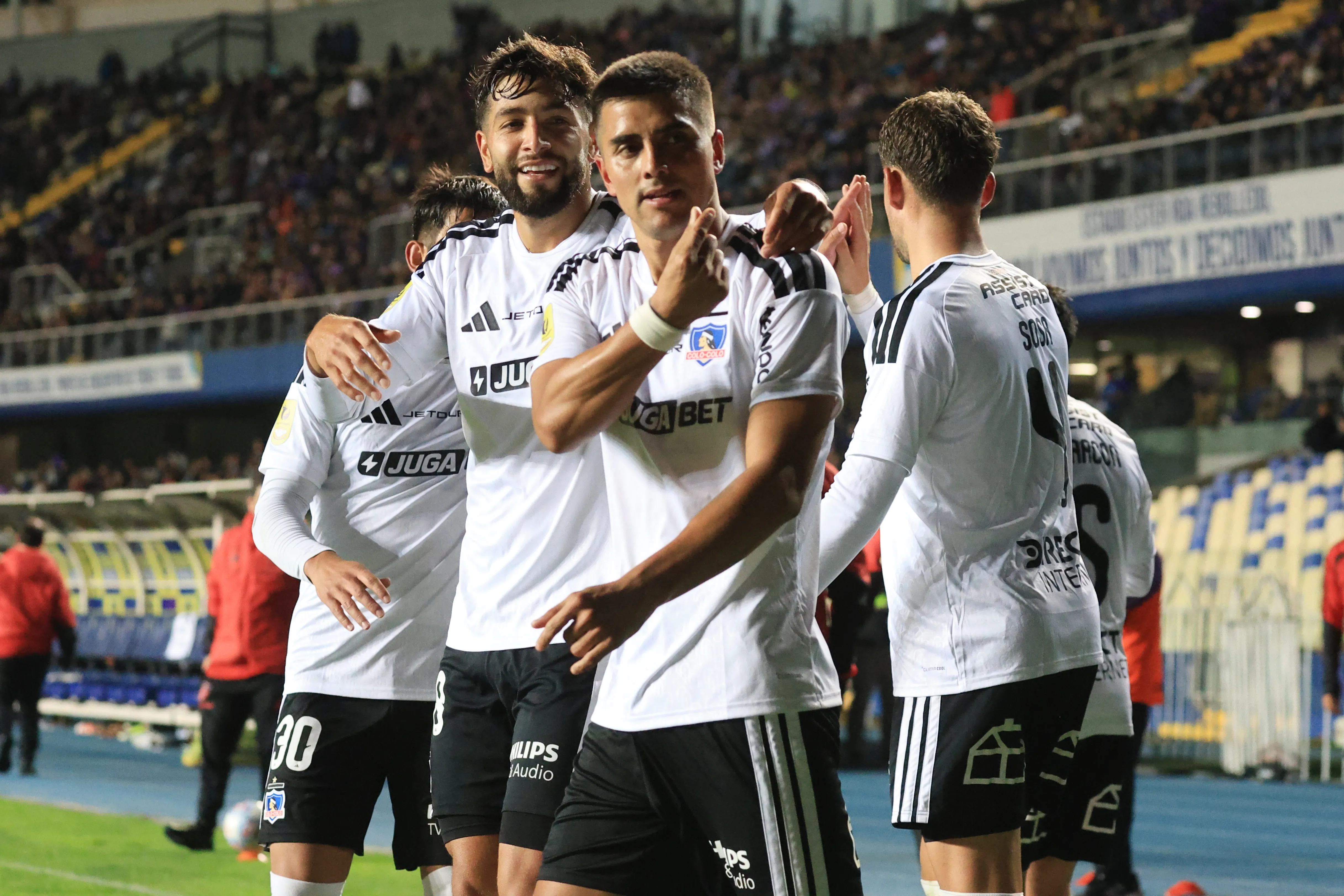 Colo Colo celebra el gol de Álvaro Madrid: Sosa y Jeyson Rojas se sumaron al festejo. (Eduardo Fortes/Photosport).