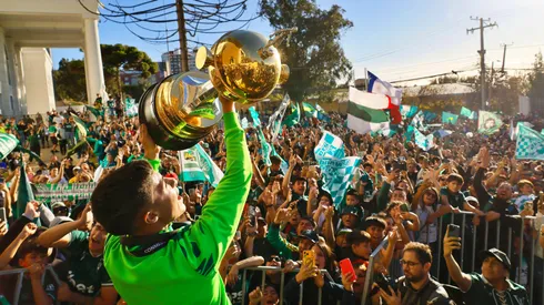 Épico recibimiento a Wanderers campeón en Valparaíso.