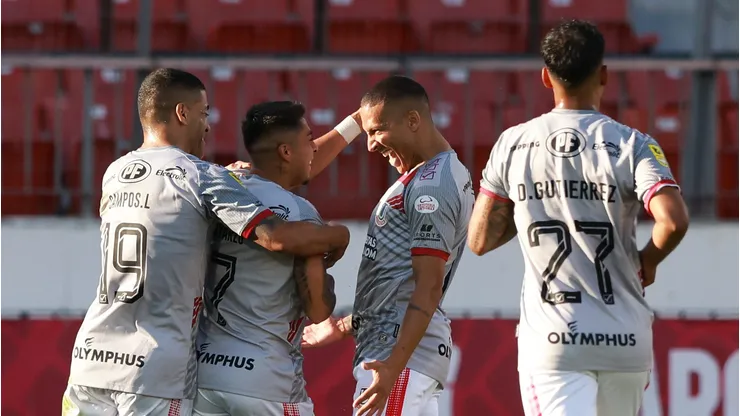 Los Cementeros celebraron un 1-0 ante la U en el debut de Fernando Gago.