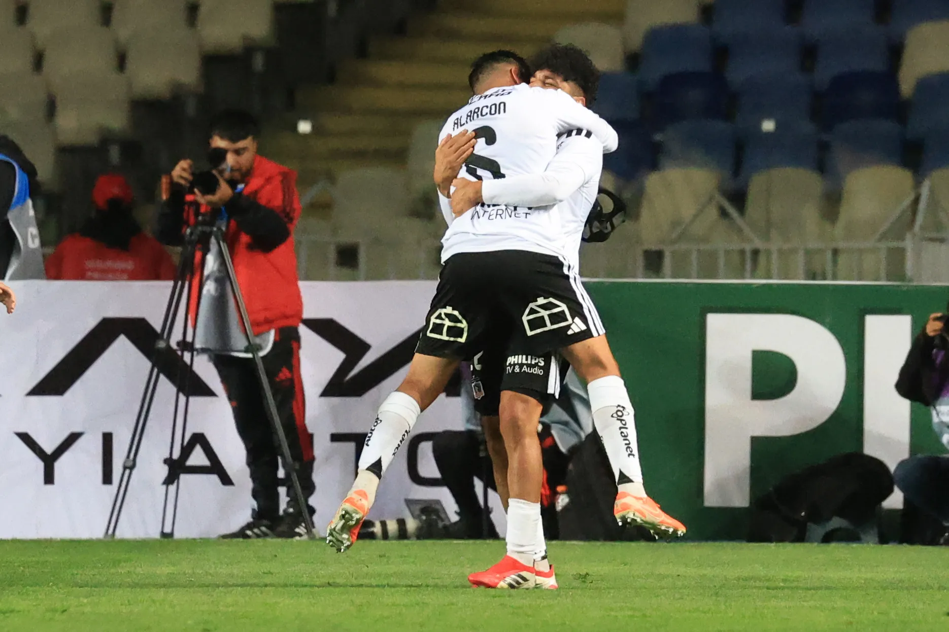 Claudio Aquino celebra con Tomás Alarcón en Collao. (Eduardo Fortes/Photosport).